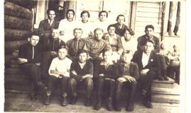 Кружок по ликвидации неграмотности. Конец 30х гг. XX в