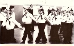 Вынос пионерского знамени во время торжественного сбора. Конец 60х гг XX в.