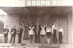 Знамена комсомольской и пионерской организаций школы